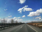 蓝天下的高速路