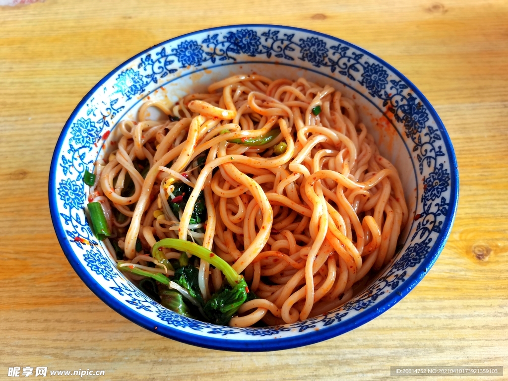 美食油潑面