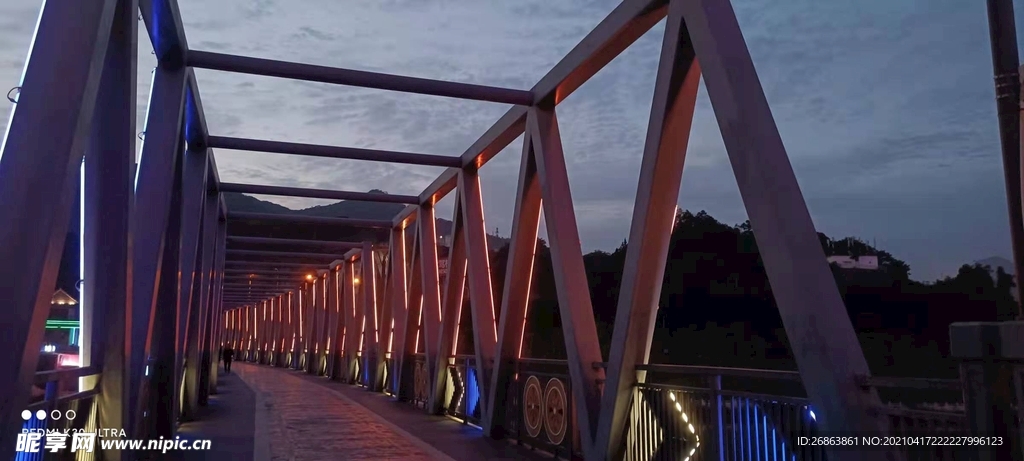 夜幕铁桥