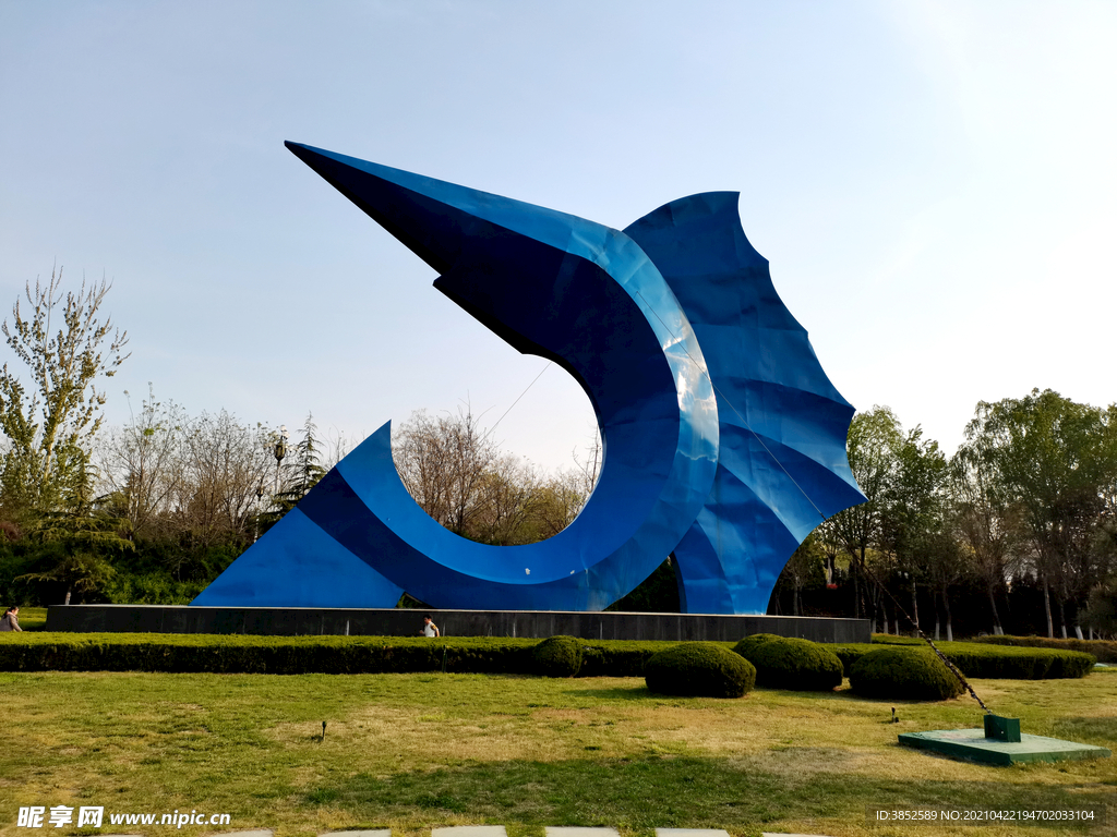 蓝鲨鱼雕塑