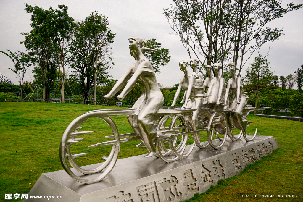 公园里自行车赛车雕塑