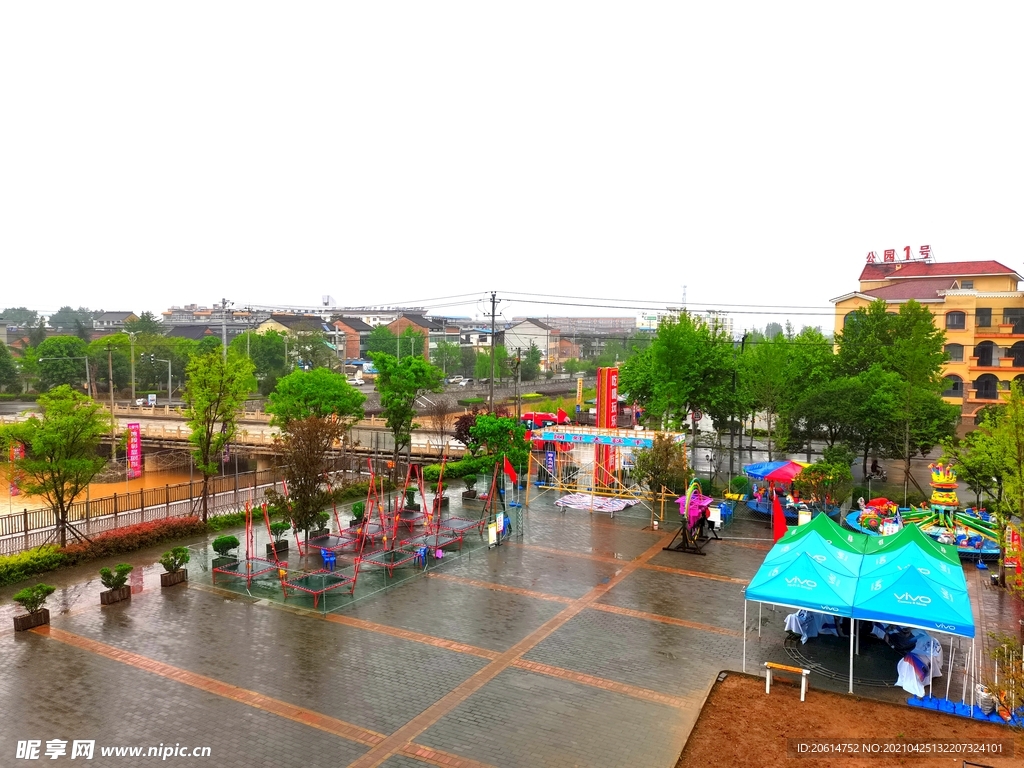 雨天的小鎮廣場