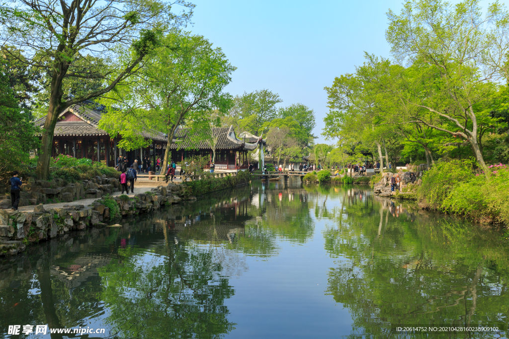 藍(lán)天下美麗的水鄉(xiāng)風(fēng)景