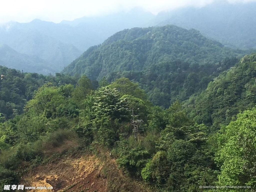 青城山山顶风景照