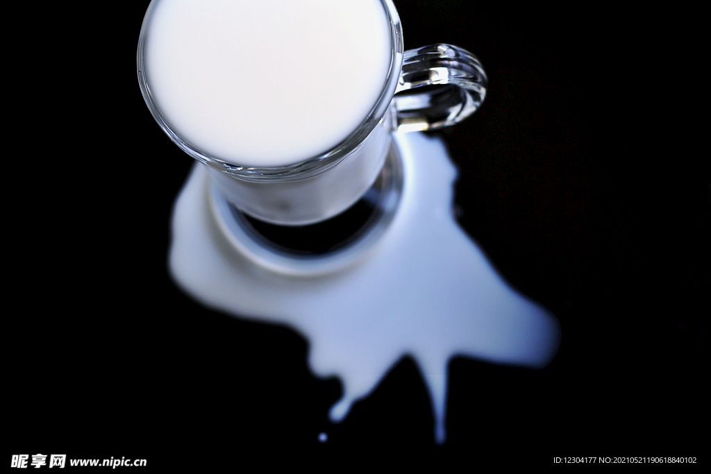 牛奶 