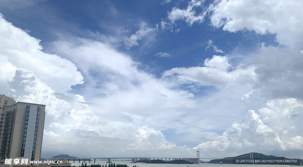 藍天白云大樓