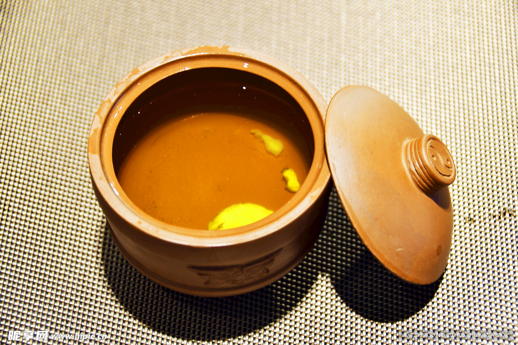 褐色瓷罐素食生姜汤品