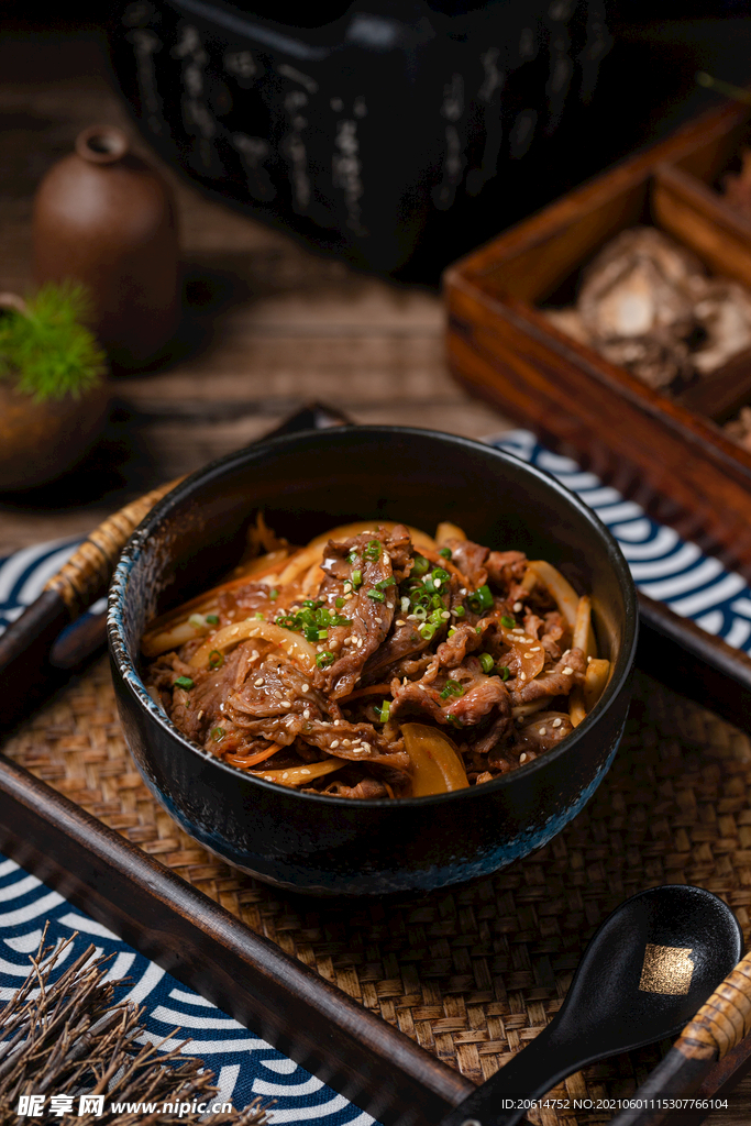誘人的美食牛肉飯