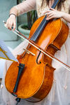 大提琴手部动作音乐演奏人摄影图