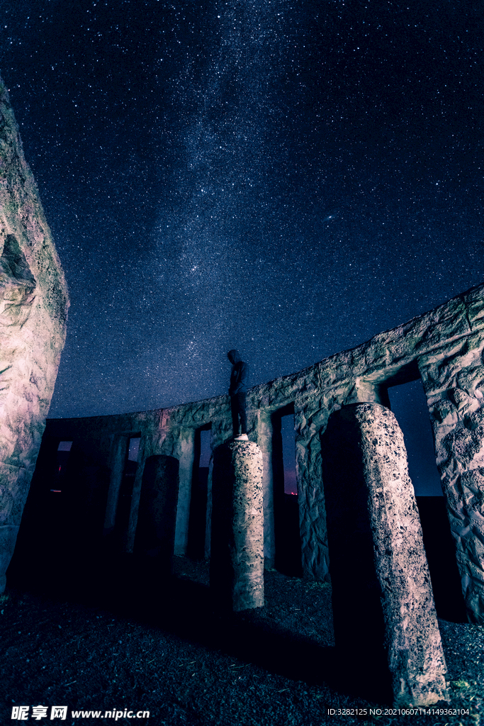 星空下站在遺跡上的人