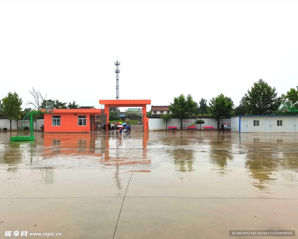 雨天的校园操场