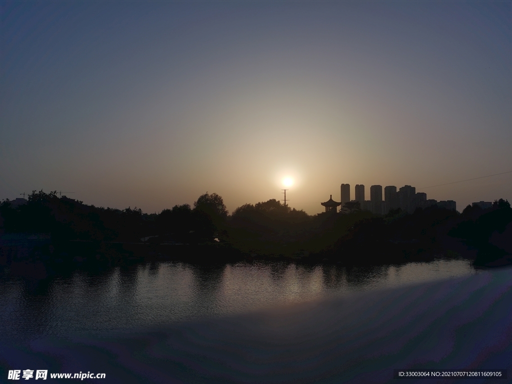夕陽下的路邊美景