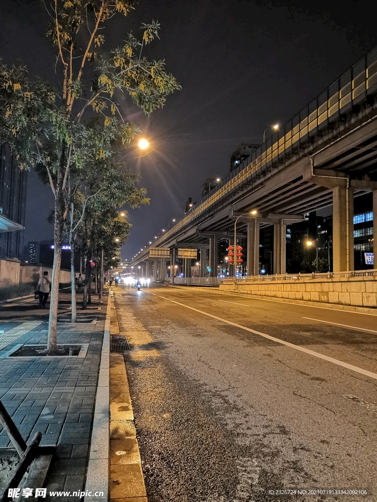 雨后夜景馬路一角