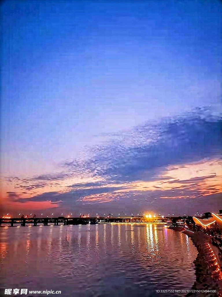 黃昏海邊圖