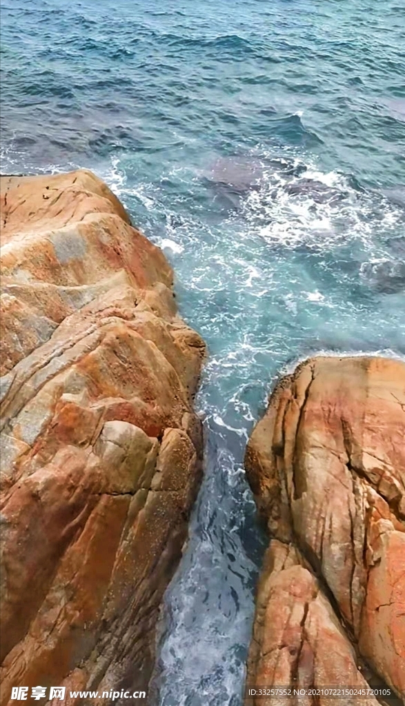 礁石激浪圖