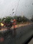 车窗上的雨