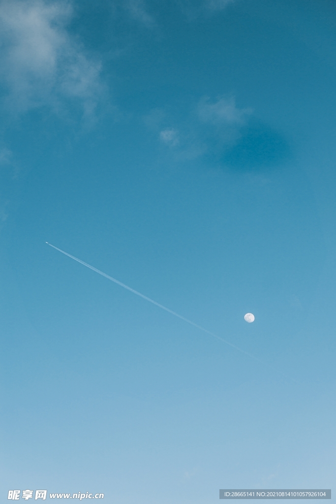 蔚藍天空月亮