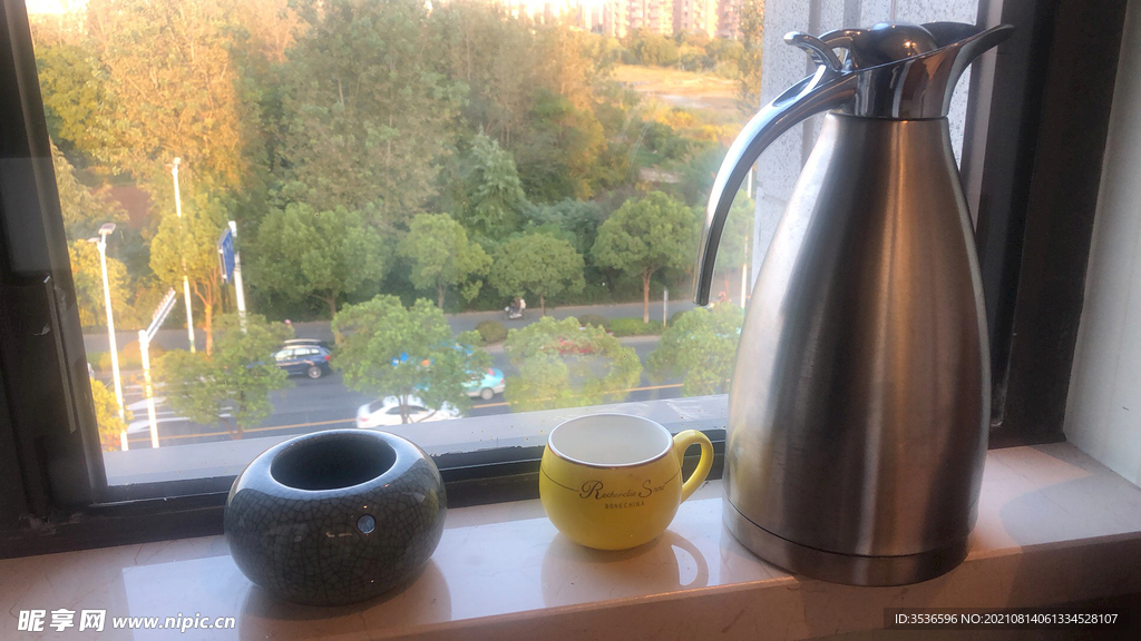窗台上茶壶茶杯烟灰缸