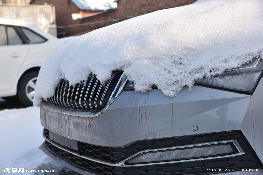 下雪后汽車被掩埋