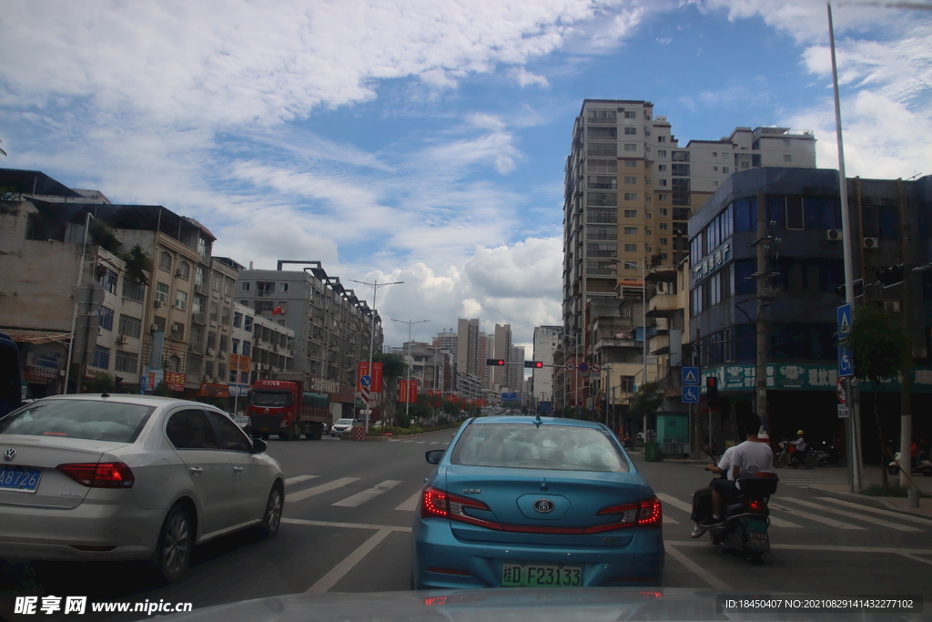  城市道路旁
