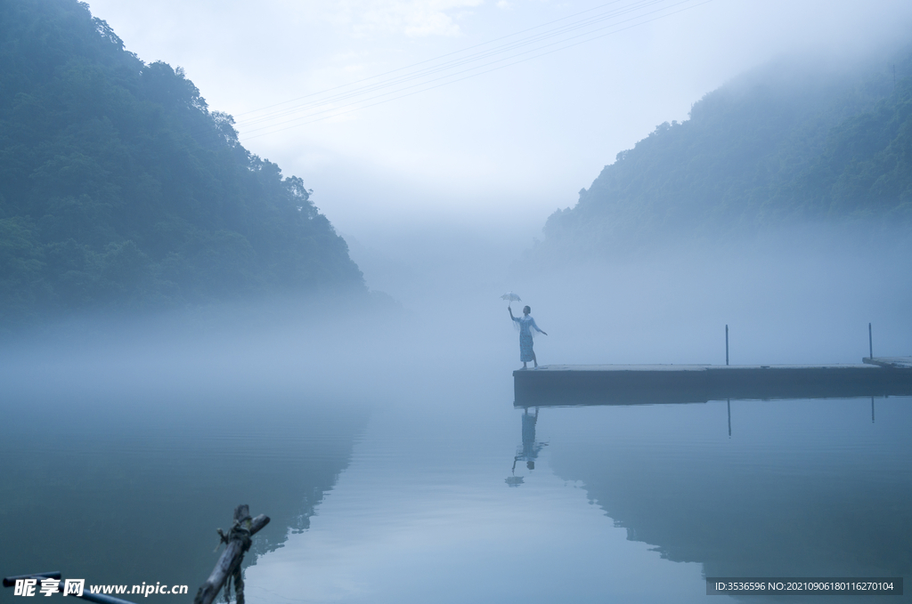 江上晨霧