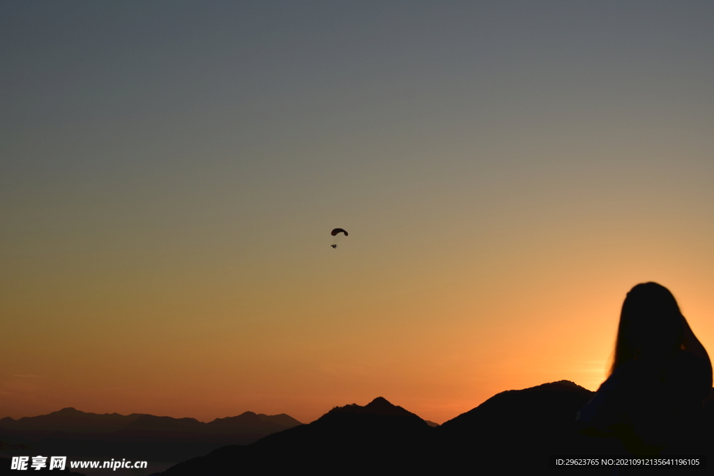 日出 夕阳 滑翔伞 山顶 剪影