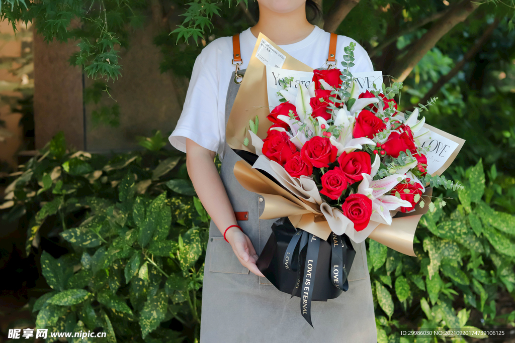 19枝紅玫瑰粉百合混合花束