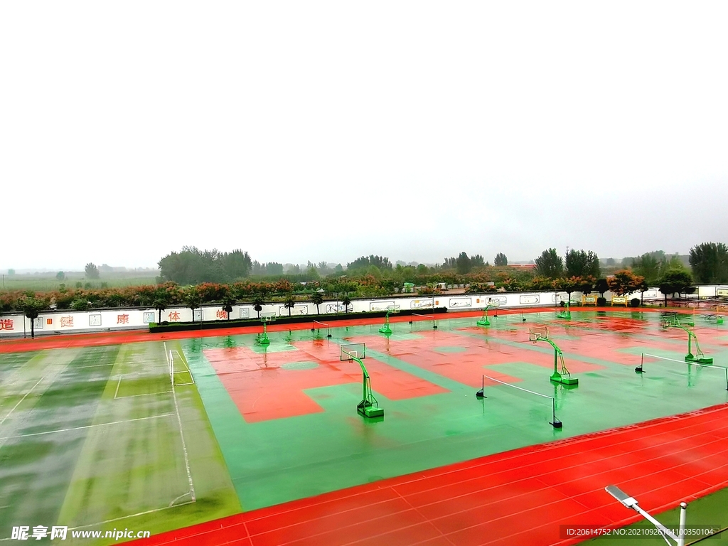 雨天的校园操场