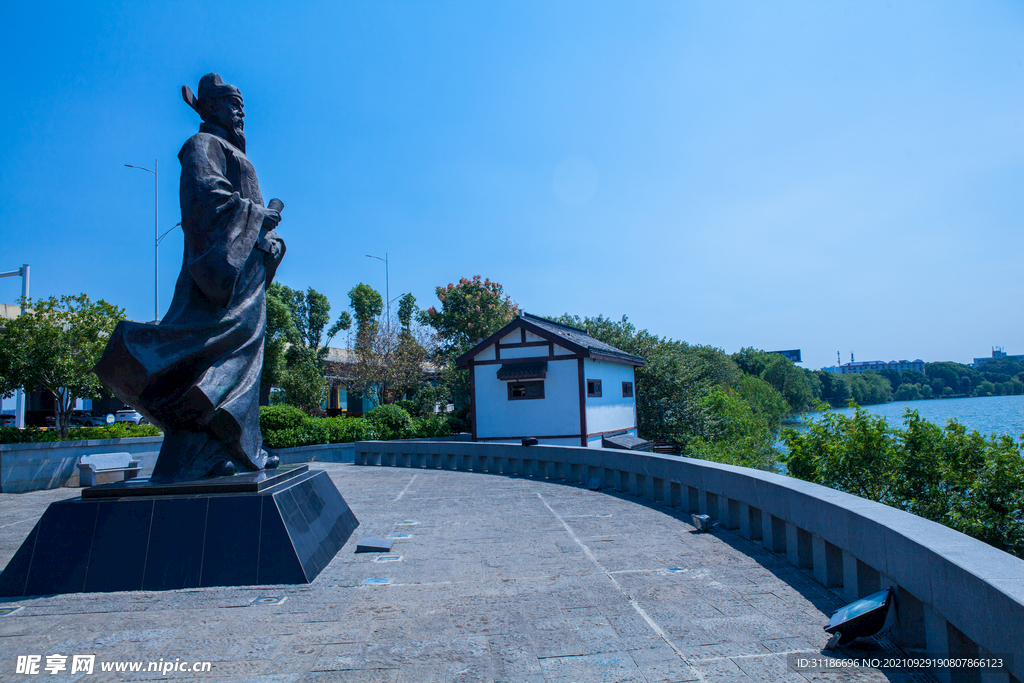 岳阳南湖大桥东方钝方尚书雕像