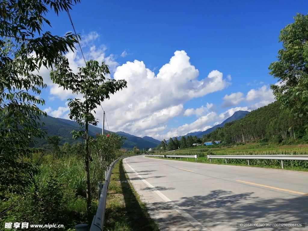 白云與公路