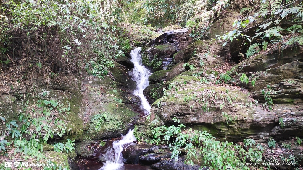 遵义大板水山边小溪