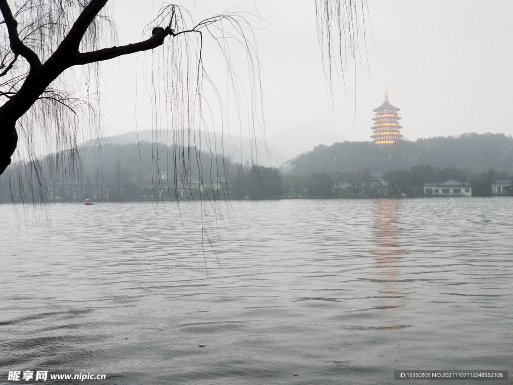 冬天阴雨天气杭州西湖雷峰塔景色
