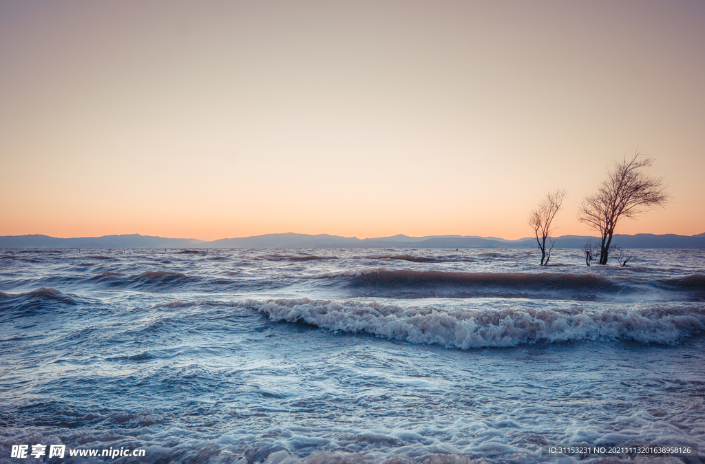 夕陽(yáng)海浪
