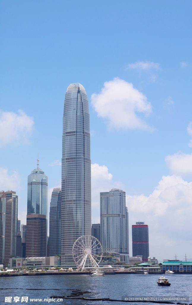 城市江邊大廈
