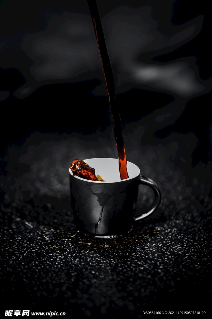 正在泡茶的黑色背景