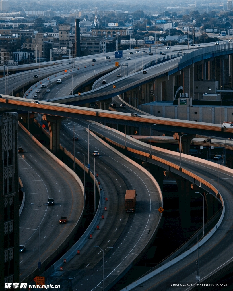 城市道路傍晚