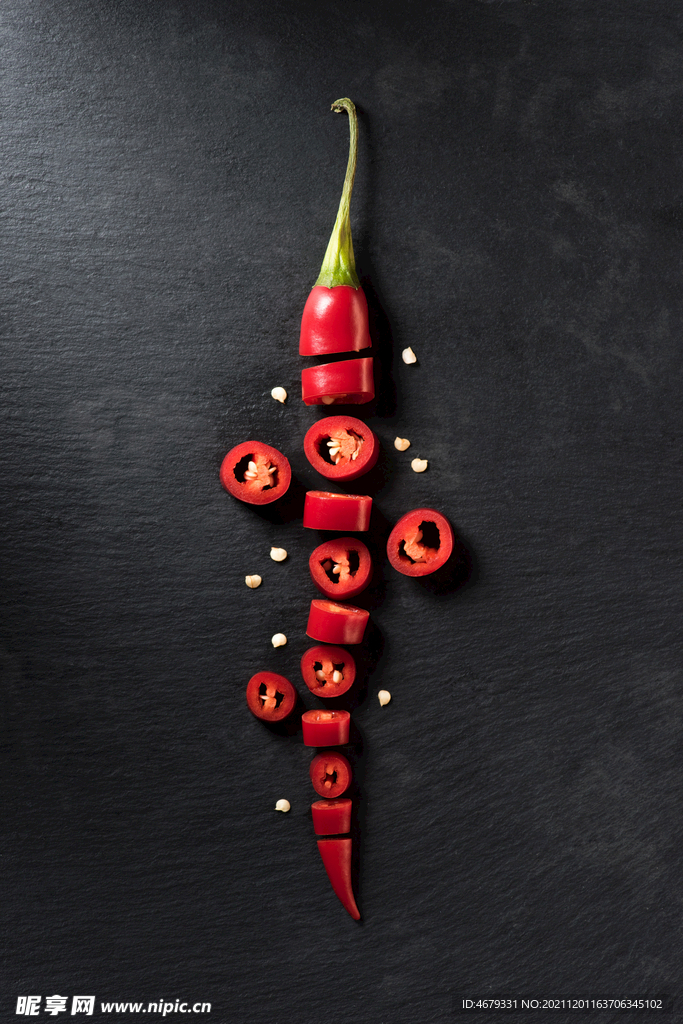红色成熟辣椒在黑表面