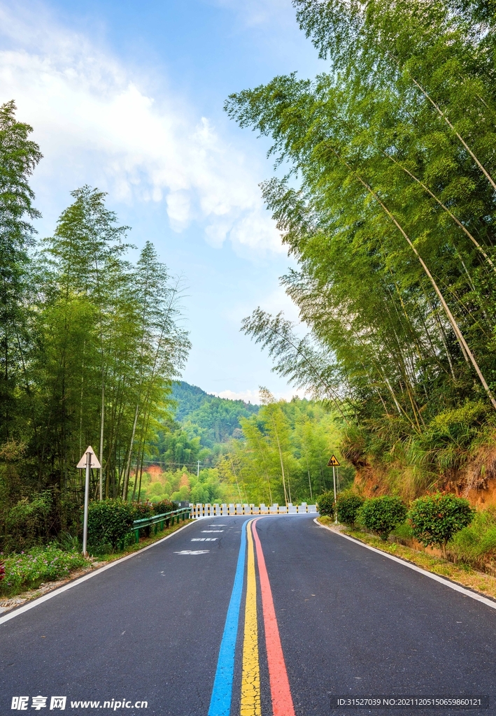 藍天白云下的公路