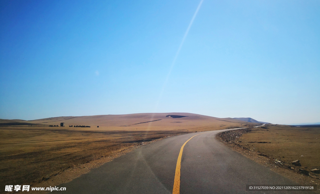 蓝天下内蒙古草原上的公路