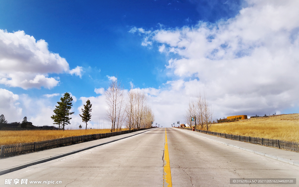 内蒙古草原的蓝天白云公路