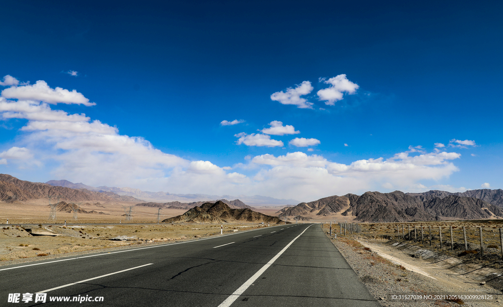 内蒙古草原上的公路摄影图