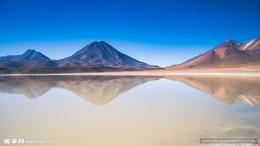 山峰倒影