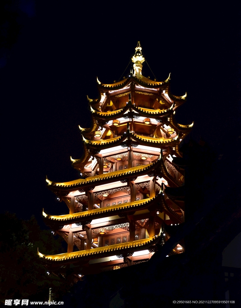 中国木建筑塔楼八角楼夜景