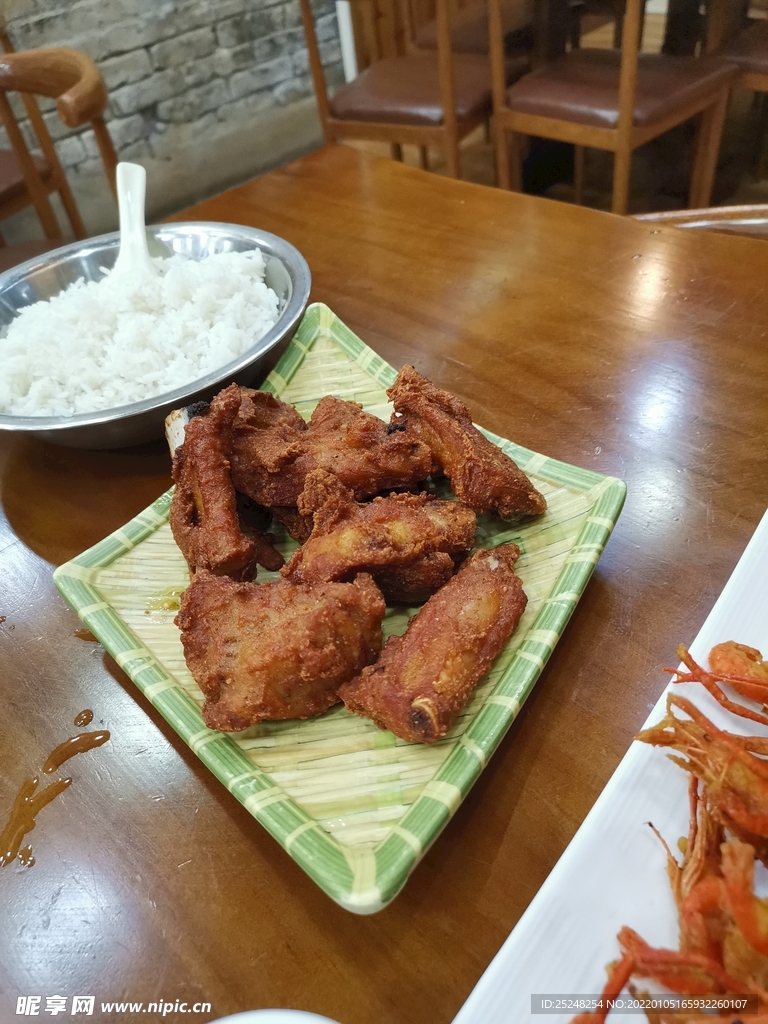 广西桂林美食蒜香排骨