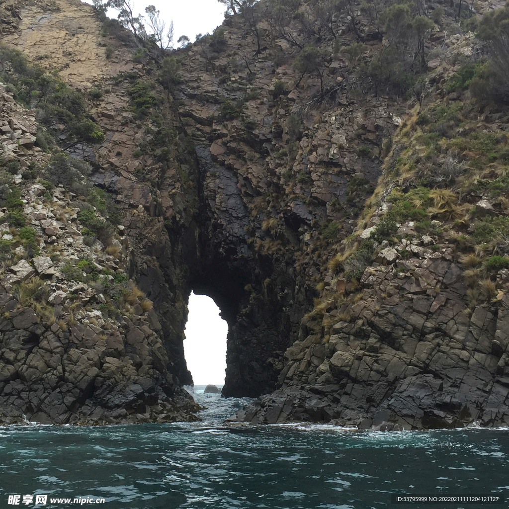 海上奇異巖洞風(fēng)光