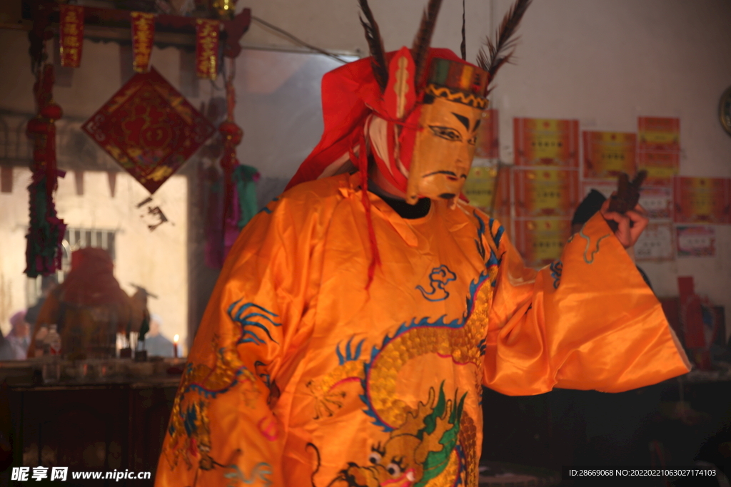 毛南族少数民族祭祀面具摄影图