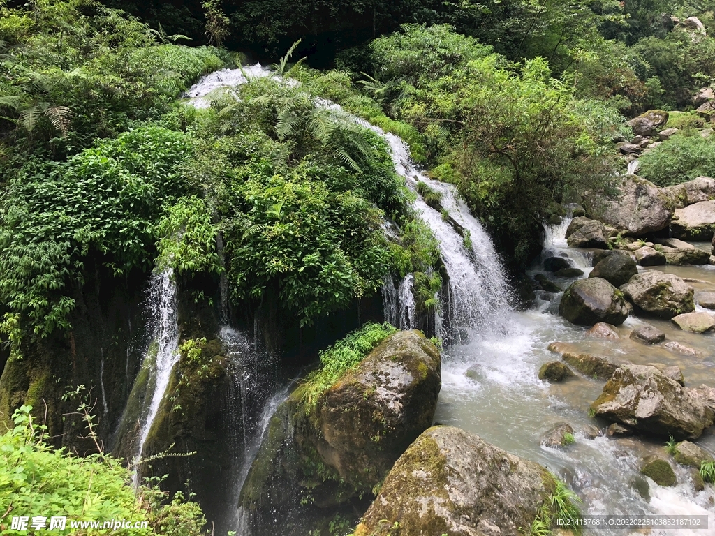 峽谷溪流瀑布 