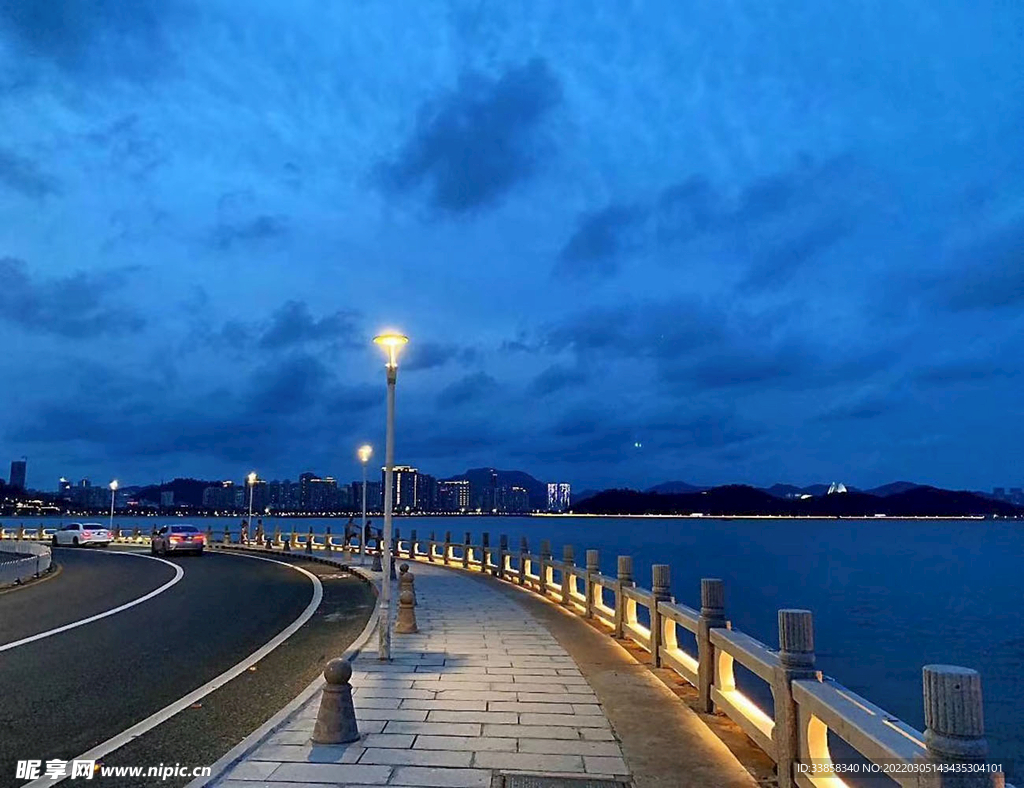 海邊堤壩夜景