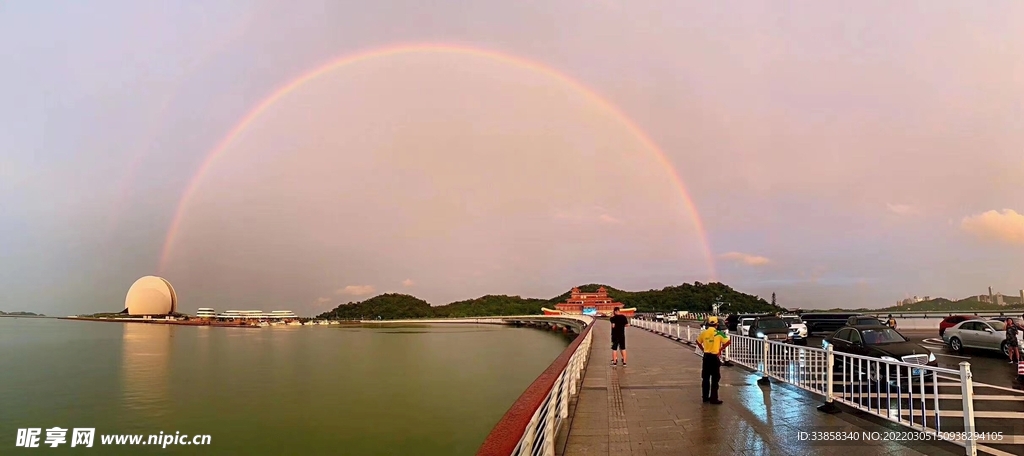 城市湖边彩虹图