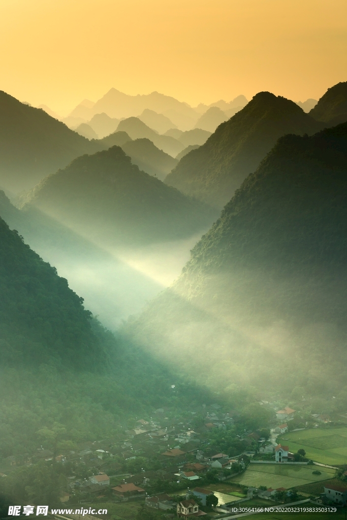 戶外濃霧群山